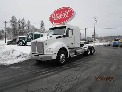 Kenworth T880 Sleeper Semi Truck - 40" Flat Top Sleeper, Cummins 500HP, 18 Speed Manual