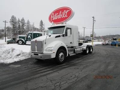 Kenworth T880 Sleeper Semi Truck - 40" Flat Top Sleeper, Cummins 500HP, 18 Speed Manual
