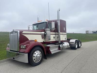 Kenworth W900 Sleeper Semi Truck - 62" Flat Top Sleeper, Cummins 565HP, 18 Speed Manual