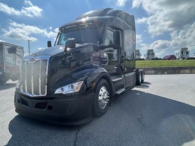 Peterbilt 579 Sleeper Semi Truck - Raised Roof Sleeper, Paccar 455HP, 12 Speed Endurant Amt