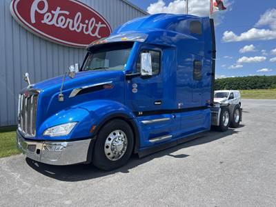 Peterbilt 579 Sleeper Semi Truck