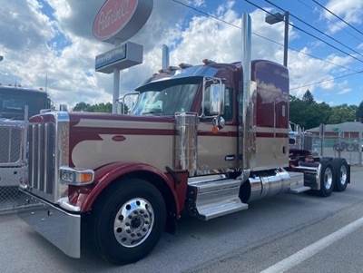 Peterbilt 589 Sleeper Semi Truck - 72" Raised Roof Sleeper, Cummins 565HP, 18 Speed Manual