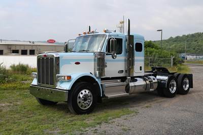 Peterbilt 589 Sleeper Semi Truck - Flat Top Sleeper, Cummins 565HP, 18 Speed Manual