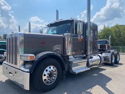 Peterbilt 589 Sleeper Semi Truck - 44" Flat Top Sleeper, Cummins 525HP, 13 Speed Manual