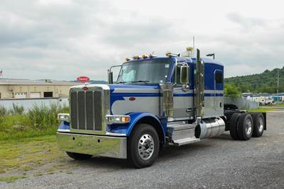Peterbilt 589 Sleeper Semi Truck - Flat Top Sleeper, Cummins 565HP, 18 Speed Manual