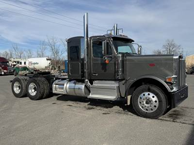 Peterbilt 589 Sleeper Semi Truck - Cummins 565HP