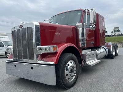 Peterbilt 589 Sleeper Semi Truck - Flat Top Sleeper, Cummins 565HP, 18 Speed Manual