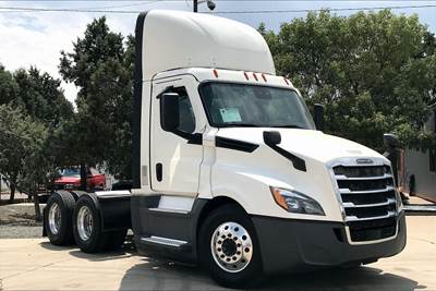 Freightliner Cascadia Day Cab Truck - 450HP, 12 Speed