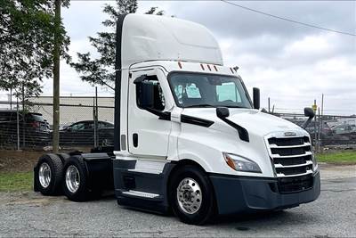 Freightliner Cascadia Day Cab Truck - 450HP, 12 Speed