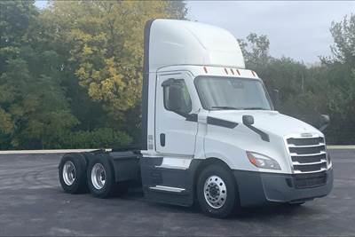 Freightliner Cascadia Day Cab Truck - 450HP, 12 Speed