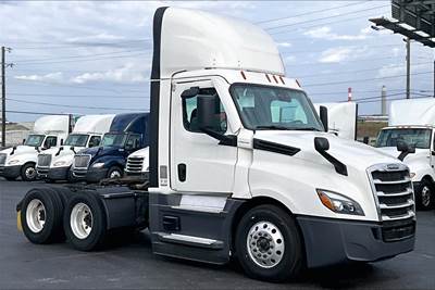 Freightliner Cascadia Day Cab Truck - 450HP, 12 Speed