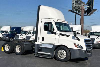 Freightliner Cascadia Day Cab Truck - 450HP, 12 Speed