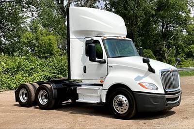 International LT625 Day Cab Truck - A26 400HP, 12 Speed