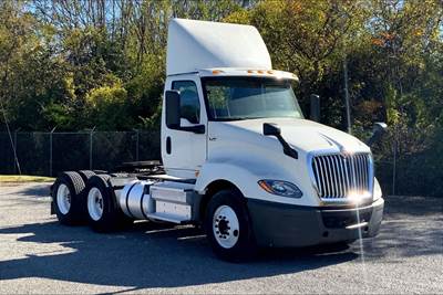 International LT625 Day Cab Truck - A26 430HP, 10 Speed