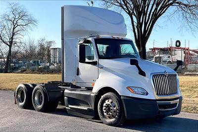 International LT625 Day Cab Truck - Cummins 400HP, 12 Speed