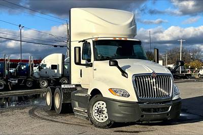 International LT625 Day Cab Truck - Cummins 400HP, 12 Speed