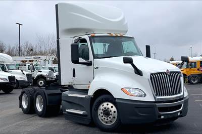 International LT625 Day Cab Truck - Cummins 400HP, 12 Speed