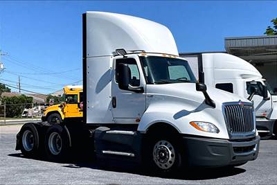 International LT625 Day Cab Truck - Cummins 400HP, 12 Speed