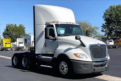 International LT625 Day Cab Truck - Cummins 400HP, 12 Speed