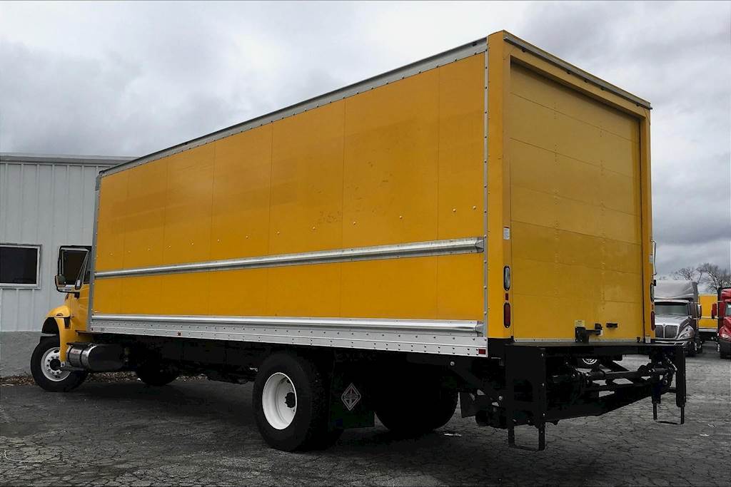 2015 International DuraStar 4300 26 ft Box Truck 220HP, Liftgate For