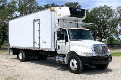 International 4300 SBA Truck - Cummins, 250HP, 6 Speed