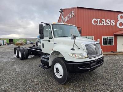 International DuraStar 4400 Tandem Axle Cab & Chassis Truck - MAXXFORCE DT, 260HP, 5 Speed Automatic
