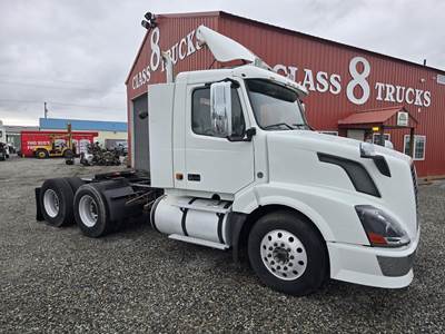 Volvo VNL64T300 Day Cab Truck - D12D 435HP, 10 Speed Manual