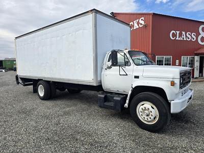 GMC TopKick C6500 22 ft Box Truck - 250HP, 5+2 Speed Manual, Roll up Door, Liftgate
