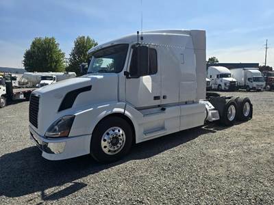 Volvo VNL64T670 Sleeper Semi Truck - Mid Roof Sleeper, Cummins 485HP, 10 Speed Manual