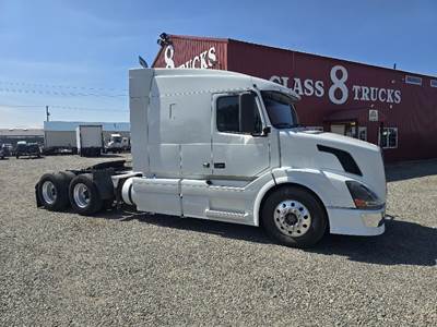 Volvo VNL64T670 Sleeper Semi Truck - Mid Roof Sleeper, Cummins 485HP, 10 Speed Manual