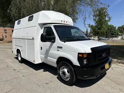 Ford E-350 Box Truck - Automatic