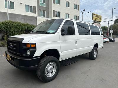 Ford E350 SD Passenger Van - Automatic