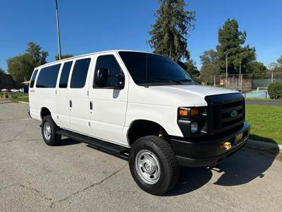 Ford E350 SD Passenger Van - Automatic