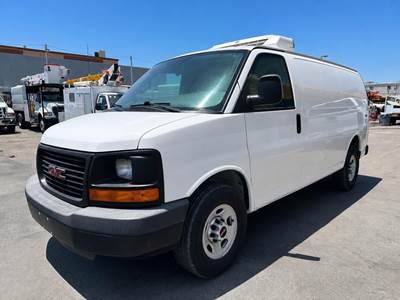 GMC Savana G3500 19 ft Refrigerated Truck - 360HP, 6 Speed Automatic, Thermo King