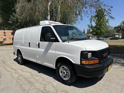 GMC Savana G3500 19 ft Refrigerated Truck - 360HP, 6 Speed Automatic, Thermo King