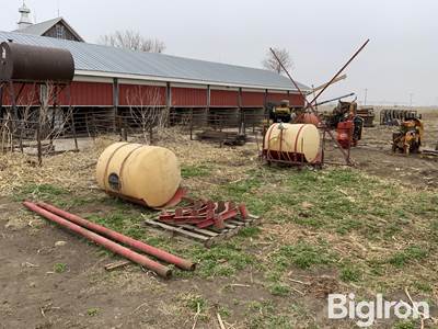 Platform Sprayer w/200-Gal Saddle Tank