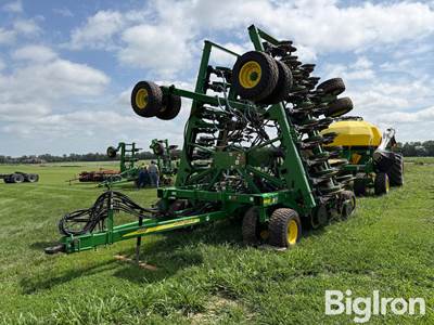 2010 John Deere 1890 36' Air Seeder w/John Deere 1910 Air Cart