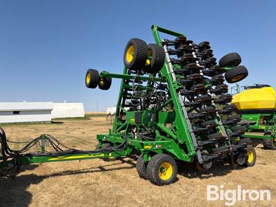 John Deere 1890 Air Seeder w/John Deere 1910 Air Cart