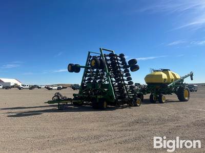 John Deere 1890 Air Seeder w/John Deere 1910 Air Cart