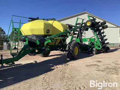 2017 John Deere 1890C Air Seeder w/1910T Commodity Cart
