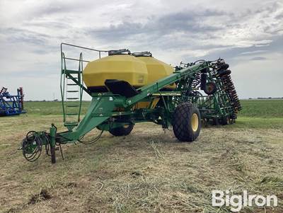 2001 John Deere 730 Air Seeder w/1900 Air Cart