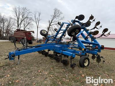 2004 DMI 4300 13 Shank 30" NH3 Applicator