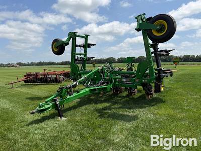 John Deere 2510H 30' Pull-Type Applicator