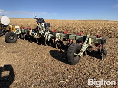 Orthman 8R30 Fertilizer Bar