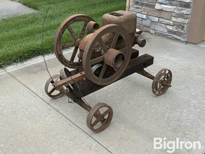 John Deere Hit & Miss Gas Engine