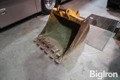 2000 John Deere 310SE 36" Backhoe Bucket