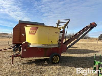 New Holland 390 Hay/Tub Grinder