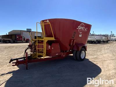 Supreme International 900T Vertical Feed Mixer