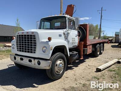 1975 Ford U816 T/A Tilt Bed Truck w/ Hydraulic Crane