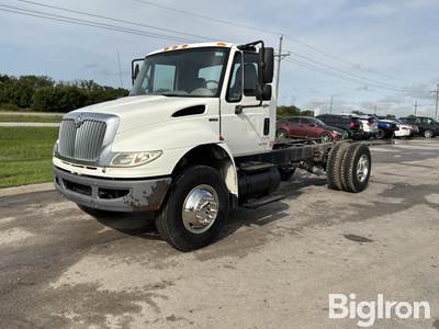 2010 International 4400 S/A Cab & Chassis